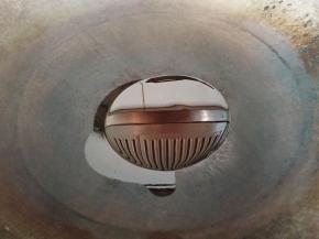 热锅放入适量的食用油