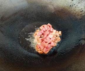 油熟放入肉丁翻炒