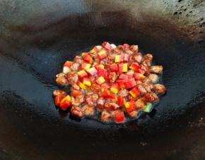 放入胡萝卜丁翻炒一分钟