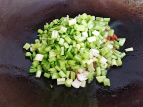 放入芹菜翻炒一分钟