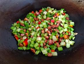 翻炒半分钟即可