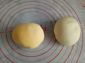 主材料分别混合均匀揉成光滑的面团