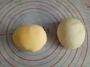 主材料分别混合均匀揉成光滑的面团