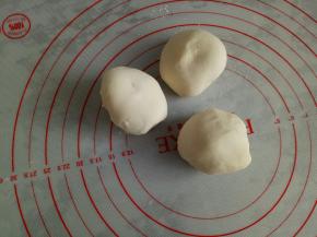 白色面团平均分3份