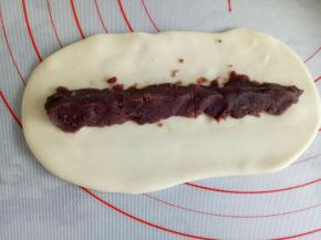 包上豆沙或者你喜欢的其他馅料(或者不包也可以直接搓圆柱状)两边收起来，捏紧收口