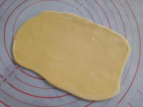 黄色面团也分成3份，取一份擀成长方形状，大小按照刚才的白面团