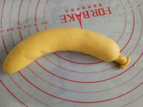 整形成香蕉的形状，用多余出来的黄色面团做个香蕉蒂