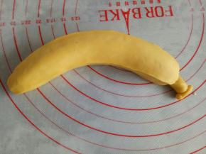 将香蕉馒头整形一下，捏出几条棱角来