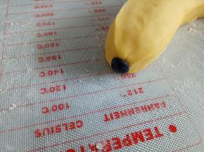 揉一点点黑色面团，贴到香蕉尾端