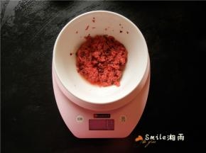 称量好所有材料，红曲酒酿取干的部分40克。