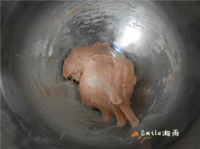 将除酵母和黄油外的所有面团材料放进搅拌桶内（先放湿性材料，再放干性材料）。用厨师机揉面1档混合均匀，再开启5档揉6分钟左右，面团已稍具薄膜。