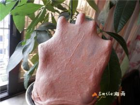 加入软化的黄油（天热用冰黄油片）和酵母。开启2档搅拌使黄油和面团融合，再开启5档揉面，约7分钟后，面团揉至扩展阶段。