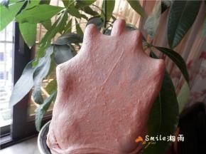 加入软化的黄油（天热用冰黄油片）和酵母。开启2档搅拌使黄油和面团融合，再开启5档揉面，约7分钟后，面团揉至扩展阶段。