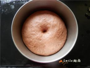 将面团滚圆，盖上保鲜膜，放温暖处进行第一次发酵（发酵至2倍大）。 面团发酵好，手指沾面粉在面团上戳洞，不回弹不塌陷，即发酵完成。