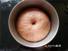 将面团滚圆，盖上保鲜膜，放温暖处进行第一次发酵（发酵至2倍大）。 面团发酵好，手指沾面粉在面团上戳洞，不回弹不塌陷，即发酵完成。