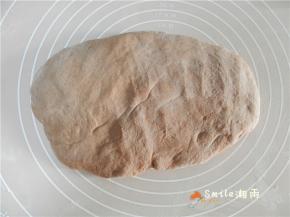 将面团取出，轻轻揉匀排气。