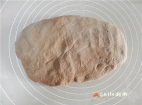 将面团取出，轻轻揉匀排气。