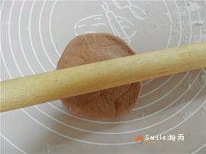 取一份摁扁后，擀成中间厚四周薄的圆面片。