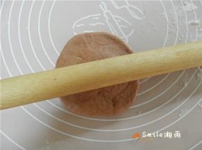 取一份摁扁后，擀成中间厚四周薄的圆面片。