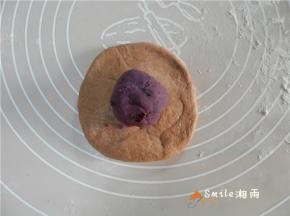 面片中间放30克蔓越莓紫薯馅（也可豆沙馅）。