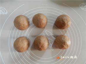 分成6等分后滚圆，盖保鲜膜松弛15分钟。
