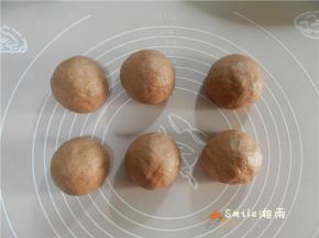 分成6等分后滚圆，盖保鲜膜松弛15分钟。