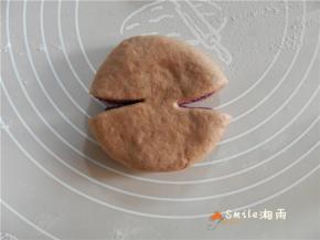 在面团的左右：用剪刀对角剪2下（如图的样子），中间留出位置。