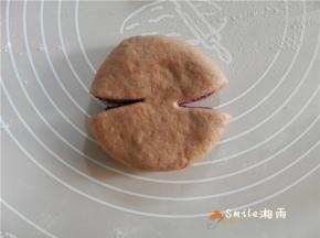在面团的左右：用剪刀对角剪2下（如图的样子），中间留出位置。
