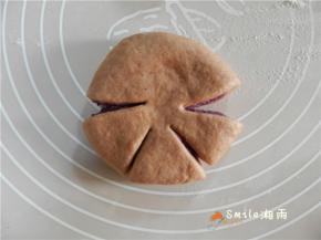 在面团的上下各剪2下，每个剪口距离尽量一样。