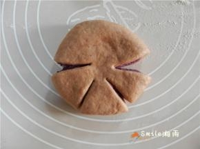 在面团的上下各剪2下，每个剪口距离尽量一样。