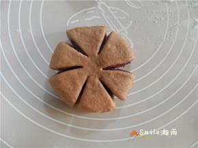面团剪成了6份（呈6个花瓣）。