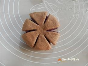 面团剪成了6份（呈6个花瓣）。
