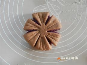 每一个花瓣的中间再用刮板压2道线。