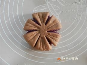 每一个花瓣的中间再用刮板压2道线。