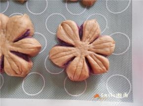 将每一个花瓣的角捏紧。