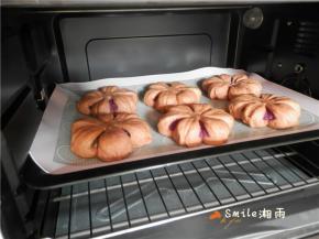 全部整好形后，放入烤盘，中间隔开距离。放入海氏立式烤箱发酵，里面放一盘温热的水，关上门（水凉了中途更换）。