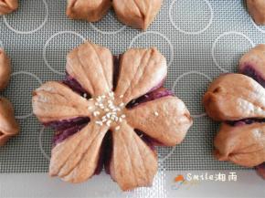 发酵至2倍大，取出刷鸡蛋液（我只刷了中间），中间撒上些白芝麻点缀（海氏立式烤箱180度预热）。