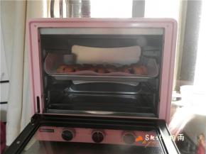 送入海氏立式烤箱中层，上下火175度，烤制13分钟，中途注意观察，上色满意及时盖锡纸，防止烤糊。