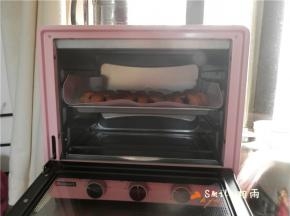 送入海氏立式烤箱中层，上下火175度，烤制13分钟，中途注意观察，上色满意及时盖锡纸，防止烤糊。