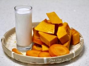 南瓜块+胡萝卜块煮到软