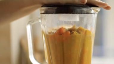 用料理棒/机打成南瓜浓汤