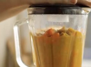 用料理棒/机打成南瓜浓汤
