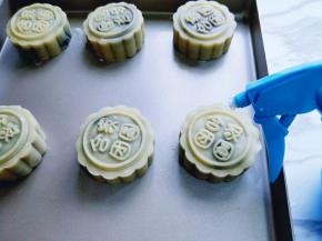 依次做完，放入烤盘中。（如果不是不粘烤盘的话，建议垫一张油纸）做好的月饼，喷纯净水。防干裂！