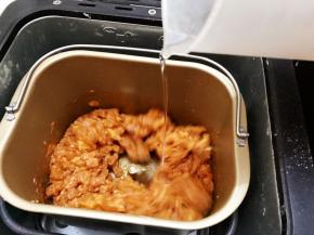 分次加入冰水，每加入一次等完全吸收了再加下一次