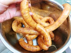 灌好的分段捏紧系上棉绳，用牙签扎几个孔