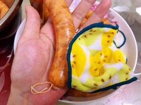 用干净的热毛巾，擦干净肠仔外面的油和肉碎