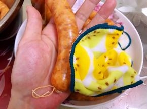 用干净的热毛巾，擦干净肠仔外面的油和肉碎