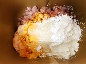 加入盐，白胡椒粉，蚝油，玉米淀粉，大蒜粉