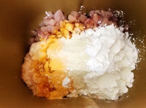 加入盐，白胡椒粉，蚝油，玉米淀粉，大蒜粉