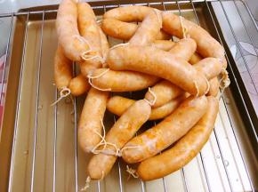 煮好后捞出等晾凉一点剪去棉线